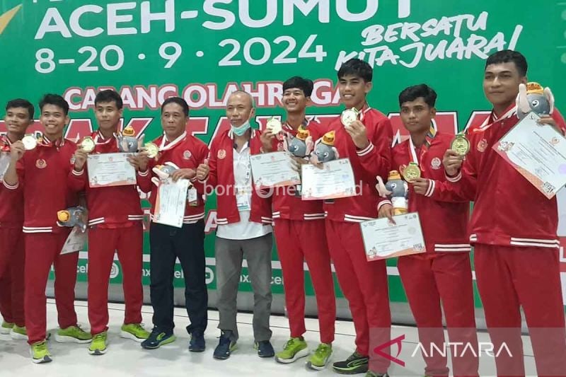 Atlet Sulawesi Selatan berfoto bersama usai menerima medali emas cabang olahraga sepak takraw PON XXI Aceh-Sumut 2024 di Gedung Idi Sport Center, Idi, Kabupaten Aceh Timur, Minggu (15/9/2024). ANTARA/M Haris SA