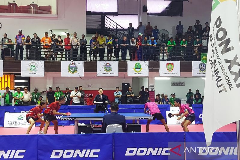 Pasangan Jawa Timur Affan Mauludana Pratama dan Ficky Supit Santoso meraih emas ganda putra tenis meja PON XXI Aceh-Sumatera Utara. (ANTARA/Aditya Ramadhan)