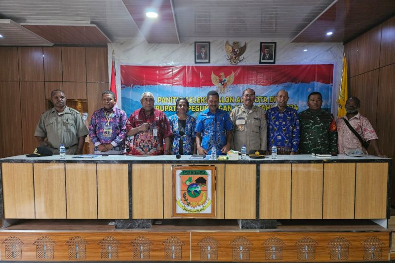 Pansel menggelar rapat penyerahan hasil seleksi calon anggota DPRK periode 2024-2029 kepada Pemerintah Kabupaten Pegunungan Arfak di Distrik Anggi, Pegunungan Arfak, Papua Barat. (ANTARA/HO-Dokumen pansel)