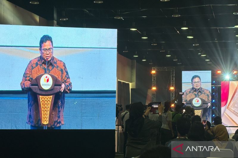 Ketua Bawaslu RI Rahmat Bagja saat memberikan sambutan dalam "Rapat Koordinasi Nasional Kesiapan Kepala Daerah Menjaga Netralitas ASN pada Pemilihan Serentak 2024" di kawasan Ancol, Jakarta, Selasa (17/9/2024). (ANTARA/Rio Feisal)