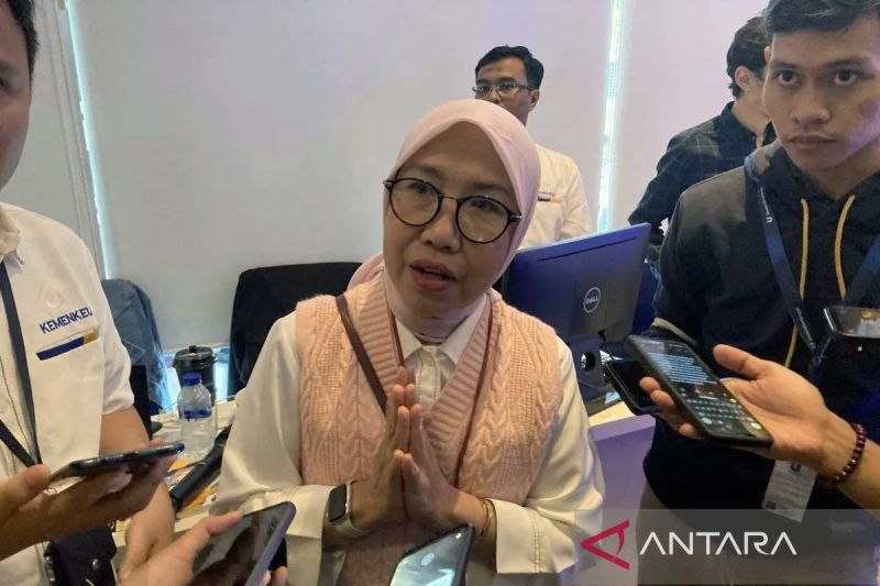 Direktur Penyuluhan, Pelayanan, dan Hubungan Masyarakat Ditjen Pajak Kemenkeu Dwi Astuti (tengah). ANTARA/Imamatul Silfia/am.