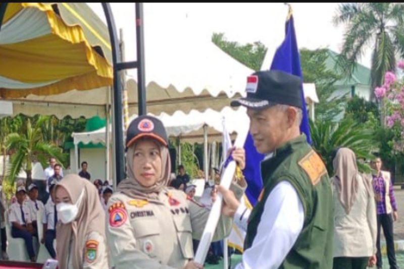 Sekretaris Daerah (Sekda) Kabupaten Tanah Bumbu H Ambo Sakka menyerahkan bendera kesiapsiagaan bencana pada apel siaga bencana dan gelar peralatan, di halaman Kantor Bupati Tanah Bumbu, Jumat (13/9/2024). ANTARA/HO-Diskominfo Tanah Bumbu