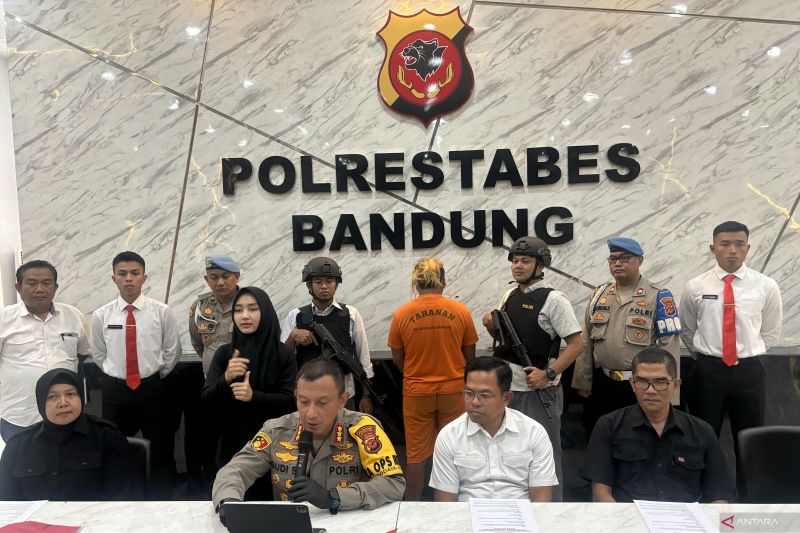 Kapolrestabes Bandung Kombes Pol Budi Sartono saat ungkap kasus pembunuhan di Mapolrestabes Bandung, Kota Bandung, Jawa Barat, Selasa (17/9/2024). (ANTARA/Rubby Jovan)