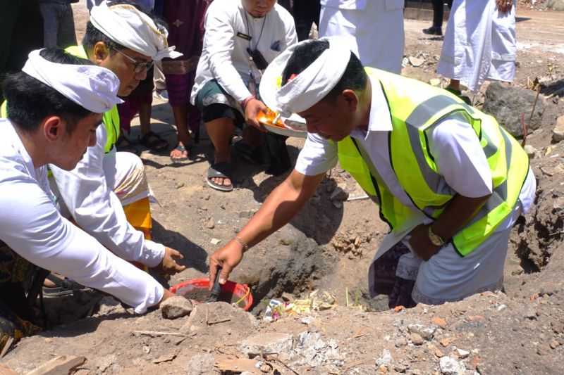 Penjabat Bupati Buleleng Ketut Lihadnyana saat melakukan peletakan batu pertama pembangunan bangunan gedung Polres Buleleng, Bali, Selasa (17/9/2024). ANTARA/HO-Humas Pemkab Buleleng