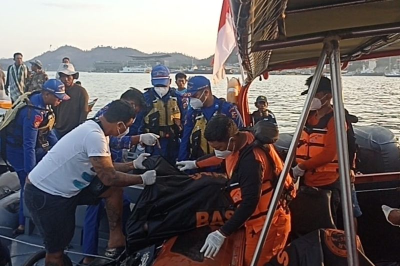 Tim SAR gabungan dalam pencarian hari ketiga menemukan nelayan yang dilaporkan tenggelam di perairan Pulau Monyet Labuan Bajo, Kabupaten Manggarai Barat, Nusa Tenggara Timur (NTT) pada Minggu (15/9/2024). ANTARA/HO-Kantor Basarnas Maumere