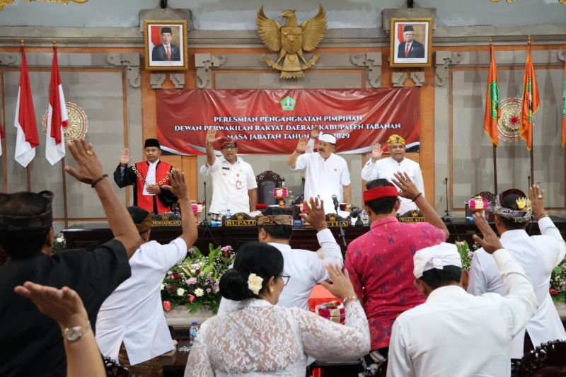 Acara pengangkatan pimpinan Dewan Perwakilan Rakyat Daerah (DPRD) Kabupaten Tabanan masa jabatan 2024-2029 yang berlangsung di Kantor DPRD Kabupaten Tabanan, Selasa (17/9/2024). ANTARA/HO-Humas Pemkab Tabanan