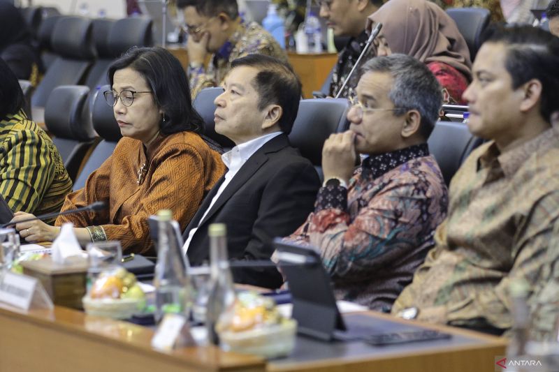 Menteri Keuangan Sri Mulyani Indrawati (kiri) bersama Menteri PPN/Kepala Bappenas Suharso Monoarfa (kedua kiri), Wakil Menteri Keuangan Suahasil Nazara (kedua kanan) dan Thomas A. M. Djiwandono (kanan) mengikuti rapat kerja dengan Badan Anggaran (Banggar) DPR di Kompleks Parlemen, Senayan, Jakarta, Selasa (17/9/2024). Rapat tersebut membahas asumsi dasar, pendapatan, defisit dan pembiayaan dalam rangka Pembicaraan Tingkat I/Pembahasan RUU tentang Anggaran Pendapatan dan Belanja Negara Tahun Angg