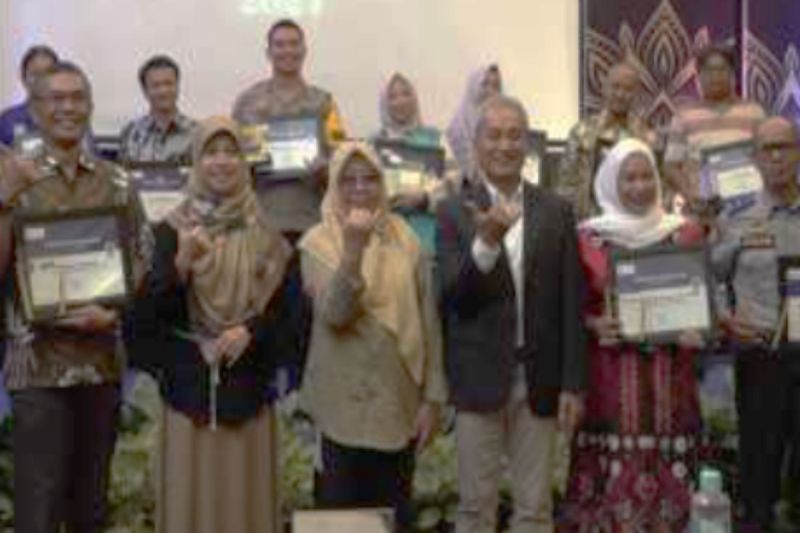 Foto bersama usai melaksanakan kegiatan Tax Gathering dan Forum Konsultasi Publik 2024 yang diselenggarakan oleh KPP Pratama Tanjung, (ANTARA/HO-Diskominfo Tabalong)