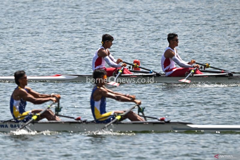 Pedayung DKI Jakarta Andryan (atas kiri) dan Johanes Franxisco (atas kanan) beradu cepat dengan pedayung Jawa Barat Rafiq Wildan Yasir (bawah kiri) dan Muhammad Habil Yasin dalam final dayung rowing putra nomor light weight double sculls (LM2X) PON XXI Aceh-Sumut 2024 di Waduk Keuliling Indrapuri, Aceh Besar, Aceh, Kamis (12/9/2024). ANTARA FOTO/Budi Candra Setya/pras.