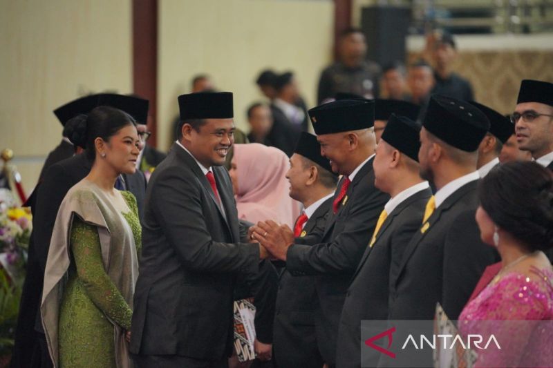 Wali Kota Medan Bobby Nasution beserta istri memberi ucapan selamat kepada 50 anggota DPRD Kota Medan, Selasa (17/9/2024). ANTARA/HO-Diskominfo Kota Medan