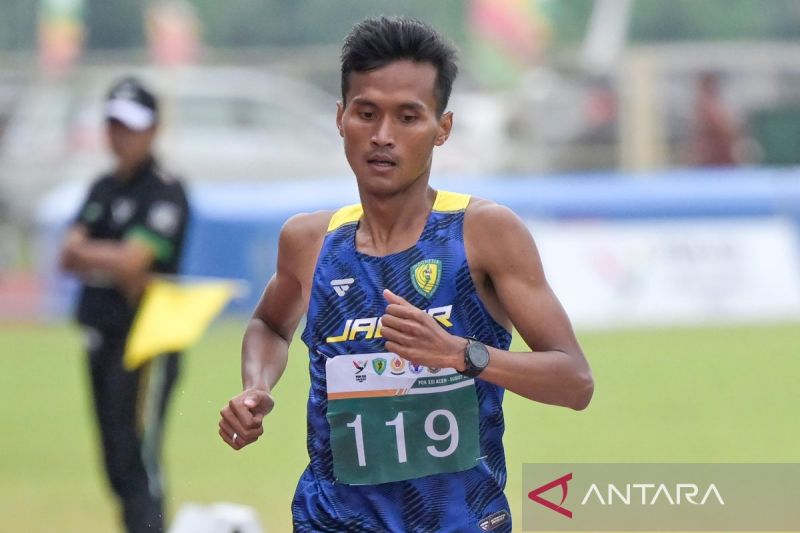 Pelari Pandu Sukarya berlari di nomor 3.000 meter halang rintang (steeplechase) putra untuk tim atletik Jawa Barat (Jabar), dalam Pekan Olahraga Nasional (PON) XXI Aceh-Sumatera Utara 2024, di Stadion Madya Atletik Sumut Sport Center, Kabupaten Deli Serdang, Sumatera Utara, Selasa (17/9/2024). ANTARA/Fauzan