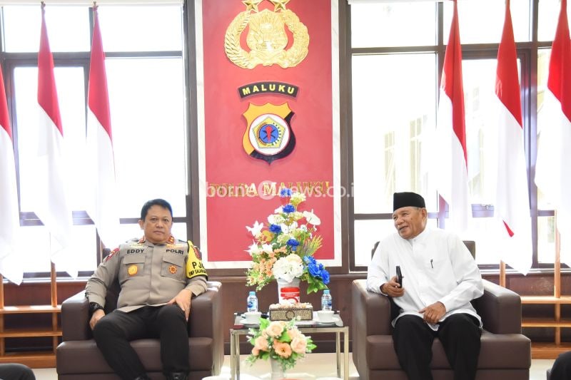 Kapolda Maluku (kiri) dan Ketua MUI (kanan) di Mapolda Maluku, Selasa (17/9/2024). ANTARA/Winda Herman