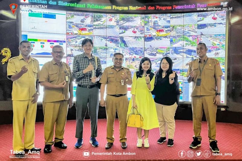 Tim dari Universitas Indonesia (UI) dan Universitas Multi Media Nusantara saat melakukan pengumpulan data pada Dinas Komunikasi Infomatika dan Persandian (Diskominfosandi) Kota Ambon, Selasa (17/9/2024). ANTARA/Ho-Diskominfo sandi Ambon.