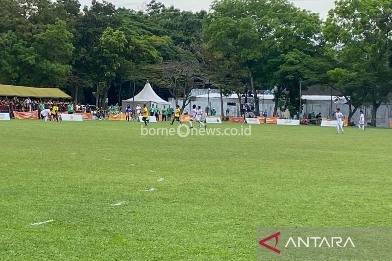 Tim hoki outdoor putra Kalimantan Timur menyapu bersih seluruh kemenangan babak penyisihan Pekan Olahraga Nasional (PON) XXI 2024 Aceh-Sumut usai membungkam Sumatera Utara 3-1 dalam laga lanjutan yang digelar di Lapangan Unimed, Selasa (ANTARA/Anggi Luthfi Panggabean)