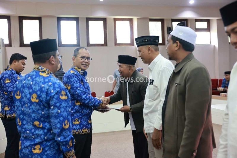 Wali Kota Makassar Serahkan SK Imam Kelurahan untuk Tingkatkan Keimanan