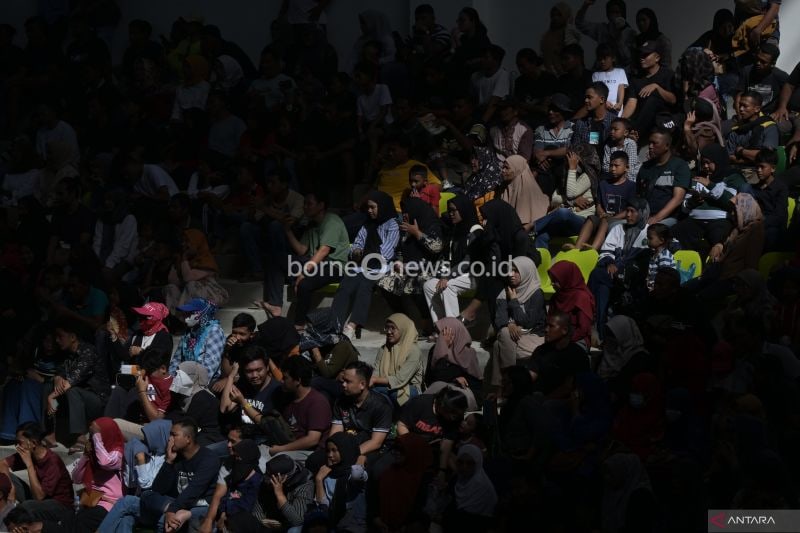 Sejumlah warga menyaksikan pertandingan tim voli Jawa Barat melawan DKI Jakarta pada pertandingan fase grup bola voli putra PON XXI Aceh-Sumut 2024 di GOR Bola Voli Indoor Sumut Sport Center, Deli Serdang, Sumatera Utara, Minggu (15/9/2024). Jawa Barat menang atas DKI Jakarta dengan skor 25-14, 25-19, 25-19. ANTARA FOTO/Fauzan/rwa.