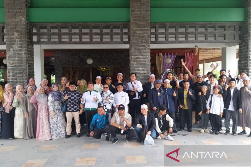 Kafilah Kalsel pada MTQ Nasional 2024 di Kaltim yang meraih peringkat ke-7 juara umum saat berfoto bersama usai penutupan pada 16 September 2024 di Samarinda, Kaltim. ANTARA/HO-Kenenag Kalsel