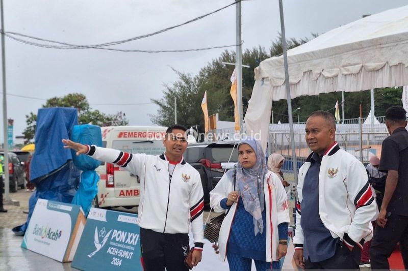 Ketua Umum Pengurus Besar Pengurus Besar Persatuan Olahraga Sepatu Roda Seluruh Indonesia (PB Porserosi), Velix Wanggai (kanan) bersama dengan Sekjen PB Perserosi, Sandra Erawanto (kiri) saat meninjau kondisi venue skateboard yang diguyur gerimis pada Pekan Olahraga Nasional (PON) XXI Aceh-Sumut 2024 di lapangan sepatu roda Pantai Pelangi, Pidie, Aceh, Selasa (17/09/2024). (ANTARA/FAJAR SATRIYO)