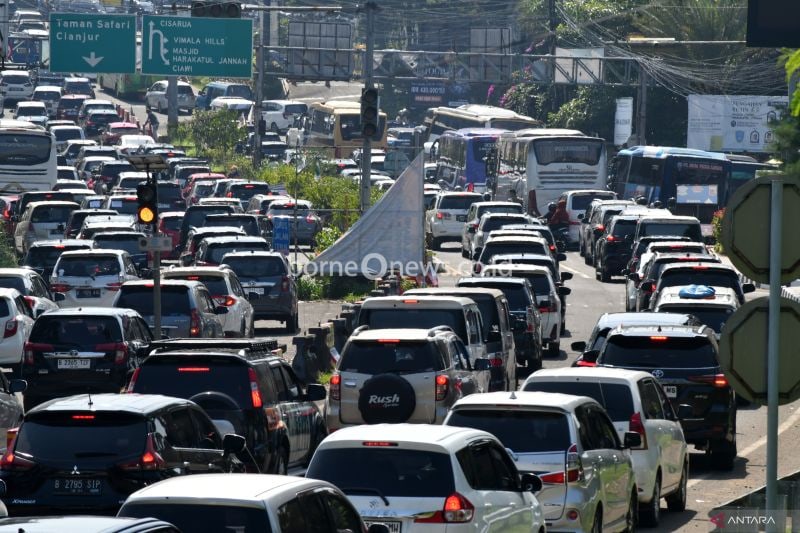 Sejumlah kendaraan bergerak melambat saat pemberlakuan satu arah menuju jalur wisata Puncak di Simpang Gadog, Kabupaten Bogor, Jawa Barat, Minggu (15/9/2024). ANTARA FOTO/Arif Firmansyah/YU (ARIF FIRMANSYAH/ARIF FIRMANSYAH)