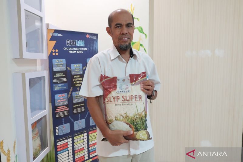 Wakil Pimpinan Wilayah Bulog NTB Musazdin Said memperlihatkan produk beras premium Bulog di Kantor Wilayah Bulog NTB, Mataram, Selasa (17/9/2024). (ANTARA/Sugiharto Purnama)