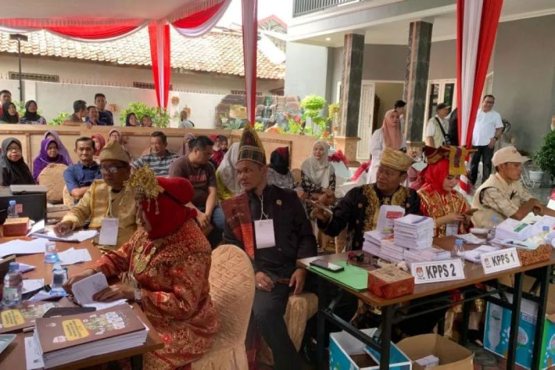 Kelompok Penyelenggara Pemungutan Suara (KPPS) 26 Kecamatan Kalidoni, Kota Palembang, Sumatera Selatan menggunakan pakaian adat di tempat pemungutan suara (TPS) pada hari pemungutan suara Pemilu 2024, Rabu (14/2/2024). (ANTARA/Ahmad Rafli Baiduri)