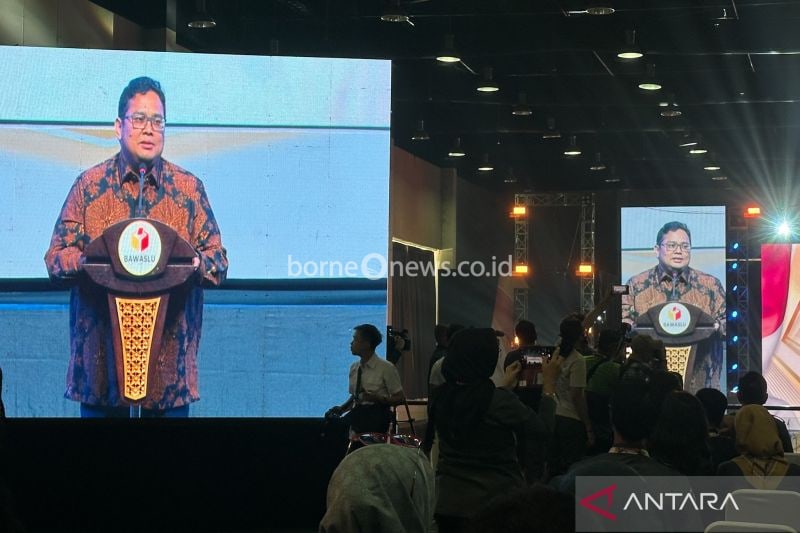 Ketua Bawaslu RI Rahmat Bagja saat memberikan sambutan dalam "Rapat Koordinasi Nasional Kesiapan Kepala Daerah Menjaga Netralitas ASN pada Pemilihan Serentak 2024" di kawasan Ancol, Jakarta, Selasa (17/9/2024). (ANTARA/Rio Feisal)