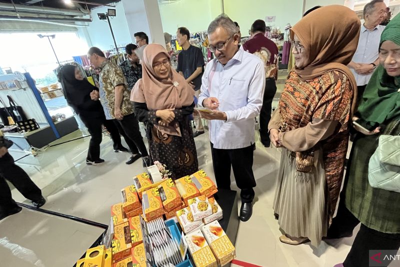 Sekretaris Daerah Kota Batam Jefridin Hamid (kedua dari kiri) saat meninjau Sentra Oleh-Oleh Batam di Mega Mall, Batam, Kepri, Selasa (17/9/2024). ANTARA/Jessica