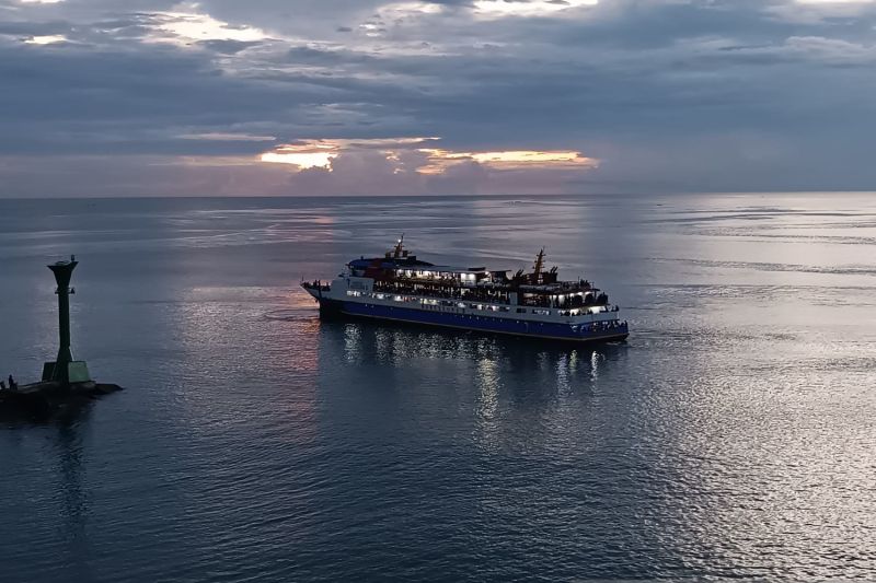 Pengguna transportasi laut diharapkan mewaspadai tinggi gelombang terhadap keselamatan pelayaran. (ANTARA/Karel A Polakitan)