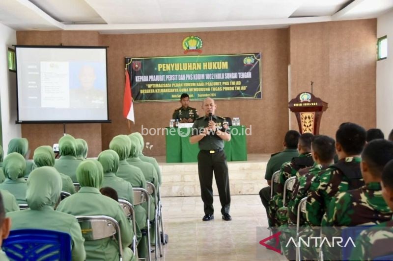 Kasidukbankum Kumdam VI/Mulawarman Mayor CHK Arianto memberikan materi penyuluhan hukum bagi anggota, PNS, dan Persit Kodim 1002/HST di Aula Sapta Marga Makodim 1002/Hulu Sungai Tengah, Kalimantan Selatan, Selasa (17/9/2024). (ANTARA/HO-Pendim HST)