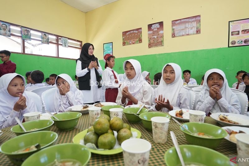 Bupati Banyuwangi Ipuk Fiestiandani saat mengajak pelajar SDN 5 Kecamatan Glagah berdoa sebelum menyantap makanan dalam Program Makan Siang Bergizi. Selasa (17/9/2024). ANTARA/HO-Humas Pemkab Banyuwangi.