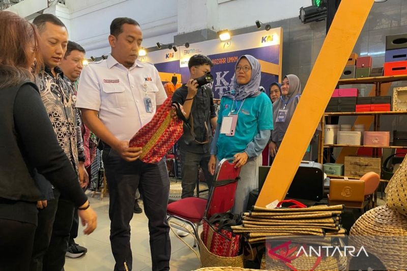 Bazar UMKM di Stasiun Solobalapan, Jawa Tengah, Selasa (17/9/2024). ANTARA/Aris Wasita