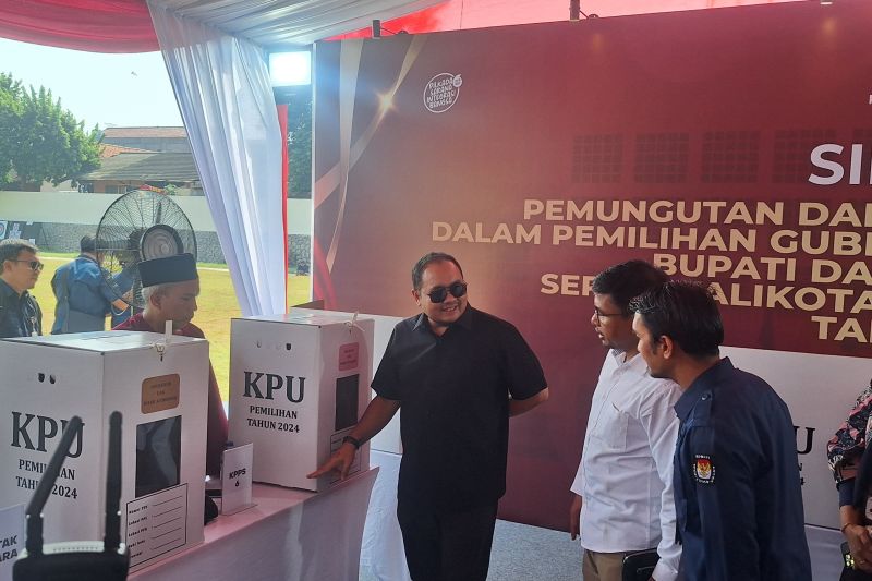 Ketua KPU Mochammad Afifuddin ketika meninjau langsung simulasi Pilkada Depok, Selasa(17/09/2024). (ANTARA/ Foto: Feru Lantara)