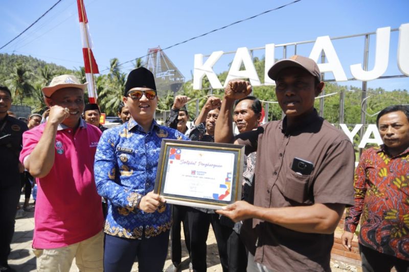 Bupati Trenggalek, Mochamad Nur Arifin atau Mas Ipin saat meresmikan program KALAJU di Pantai Joketro, Trenggalek, Senin (16/9/2024) (ANTARA/HO - Prokopim Trenggalek)