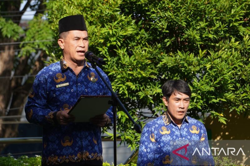 Kepala Kemenag Bolmong Shabri Makmur Bora, saat memberikan arahan kepada ASN dalam apel HKN, di Bolmong, Selasa (17/9/2024). ANTARA/HO-Kemenag Bolmong