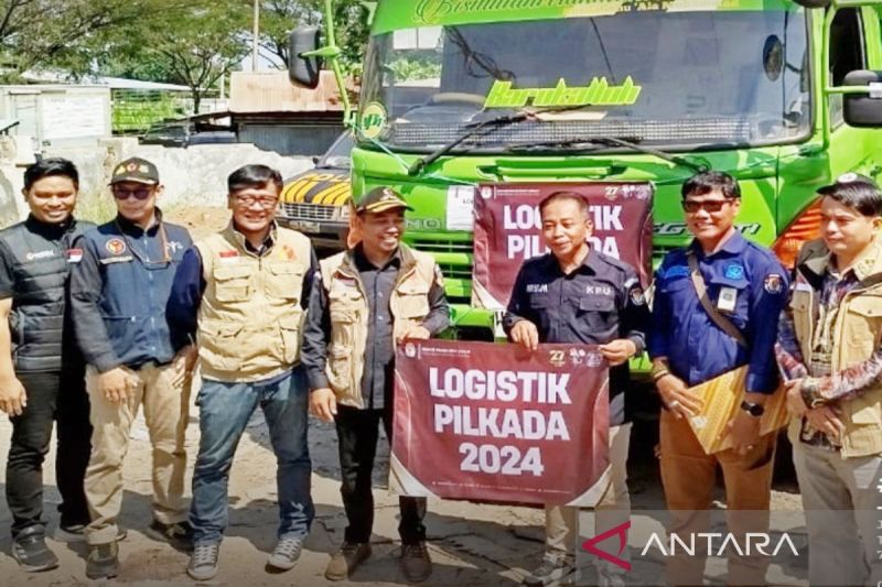 Komisioner KPU Kalsel bersama Bawaslu di Banjarmasin saat melepas angkutan yang membawa logistik pilkada untuk didistribusikan ke 13 kabupaten dan kota. (ANTARA/Firman)