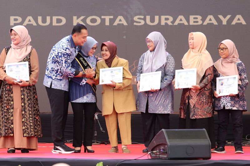 Pemkot Surabaya Beri Penghargaan kepada Bunda PAUD Dedikasi Tinggi