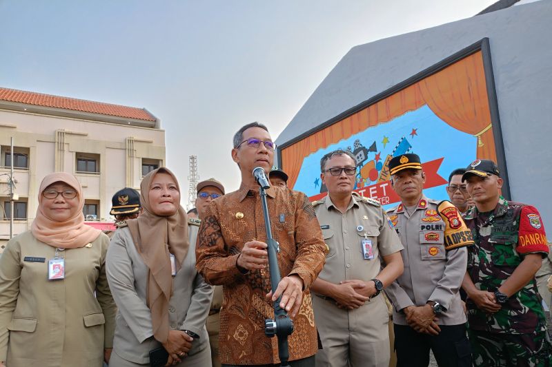Penjabat (Pj) Gubernur DKI Jakarta Heru Budi Hartono (tengah) di kawasan Johar Baru, Jakarta Pusat, Selasa (17/9/2024). ANTARA/Siti Nurhaliza