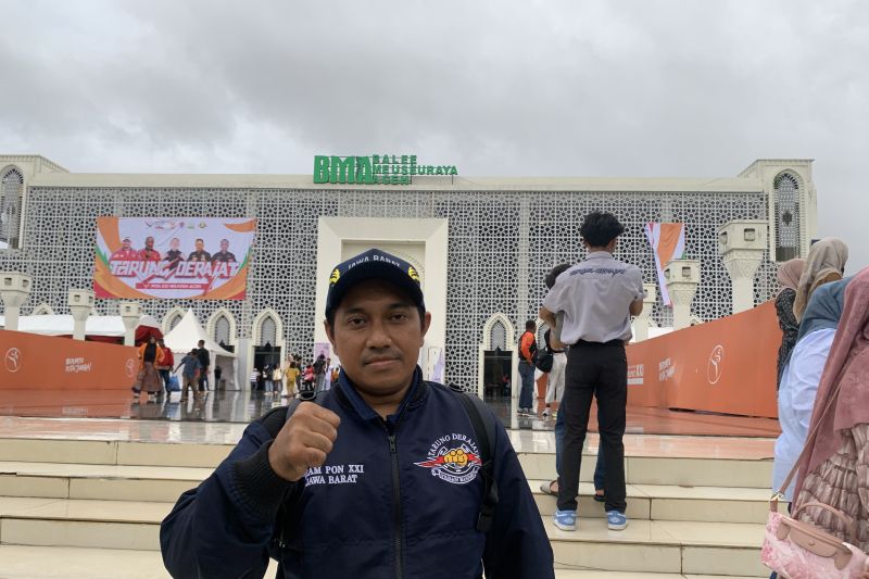 Manajer Jawa Barat Inu Isnaini seusai pertandingan babak penyisihan tarung derajat PON XXI 2024 di Bale Meuseuraya Aceh (BMA) Kota Banda Aceh, Selasa (17/9/2024). ANTARA/Mario Sofia Nasution