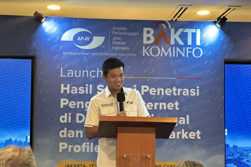 Ketua Umum Asosiasi Penyelenggara Jasa Internet Indonesia (APJII) Muhammad Arif memberikan sambutan pada peluncuran survei berjudul Penetrasi Pengguna Internet di Daerah Tertinggal dan profil pasar layanan penyedia internet (ISP) di Indonesia, di Jakarta, Selasa (17/9/2024). (ANTARA/Pamela Sakina)