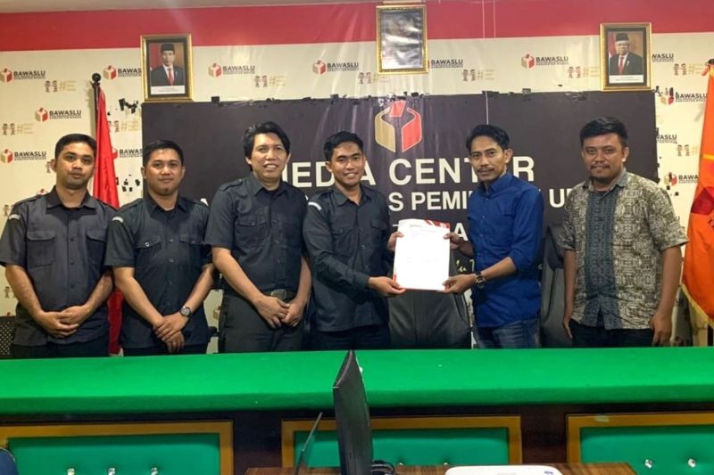 Tim Subbagian Hukum, Penanganan Pelanggaran dan Penyelesaian Sengketa Proses Bawaslu Maros menerima surat pencabutan permohonan penyelesaian sengketa pencalonan dari kuasa hukum Suhartina Bohari di Kantor Bawaslu Maros, Sulawesi Selatan, Selasa (17/9/2024). ANTARA/HO-Dokumentasi Bawaslu Maros.