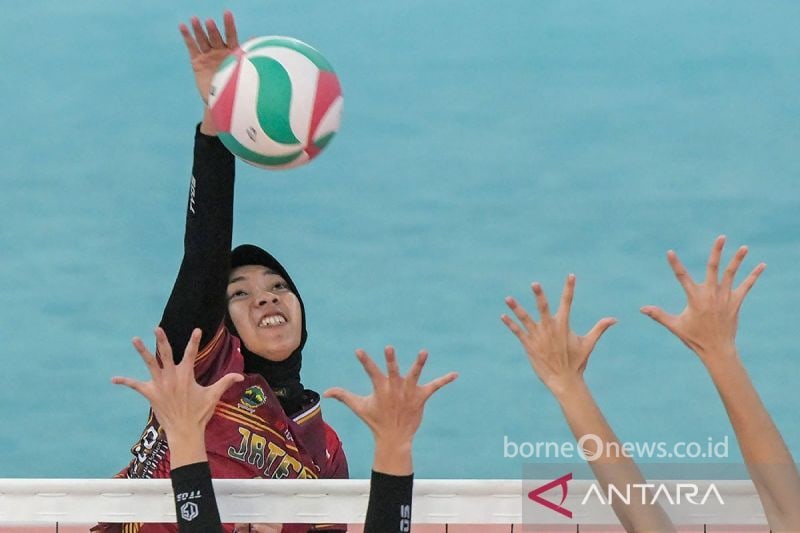 Arsip foto - Pebola voli Jawa Tengah Fiola Marsya (kiri) melakukan smes ke arah tim voli Jawa Barat pada pertandingan fase grup bola voli putri PON XXI Aceh-Sumut 2024 di GOR Bola Voli Indoor Sumut Sport Center, Deli Serdang, Sumatera Utara, Minggu (15/9/2024). (ANTARA/Fauzan)