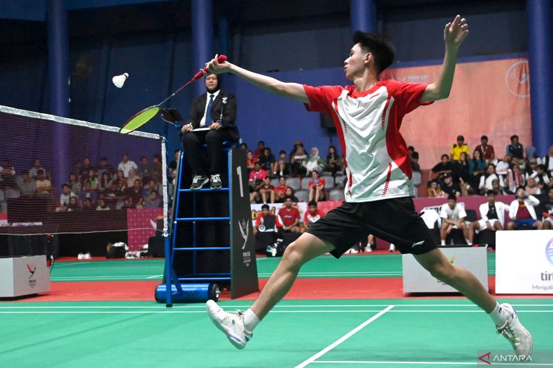 Pebulu tangkis Jawa Tengah Richie Duta Ricardo mengembalikan kok saat bertanding melawan pebulu tangkis DKI Jakarta Rizki Dwi Cahyo pada final bulu tangkis beregu putra PON XXI Aceh-Sumut 2024 di Gedung PBSI, Dinas Pemuda dan Olahraga Sumatera Utara (Disporasu), Medan, Sumatera Utara, Kamis (12/9/2024). Jawa Tengah meraih medali emas setelah mengalahkan DKI Jakarta dengan skor 3-1. ANTARA FOTO/Yulius Satria Wijaya/nz. (ANTARA FOTO/YULIUS SATRIA WIJAYA)