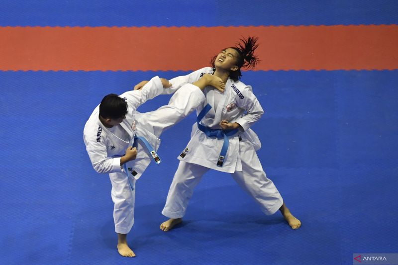 Tim karate DKI Jakarta Beatrix (kiri) dan Emilia (kanan) beraksi saat final kata beregu putri PON XXI Aceh-Sumut 2024 di Gedung Serbaguna Universitas Medan, Deli Serdang, Sumatera Utara, Selasa (17/9/2024). ANTARA FOTO/Iggoy el Fitra/nz