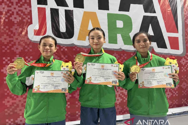 Jesika Delima BR Surbakti (tengah), Indriana BR Sembiring (kiri), Cyndi Patricia Figo (kanan), taekwondoin Sumatera Utara peraih medali emas taekwondo di nomor poomsae regu putri Pekan Olahraga Nasional (PON) XXI Aceh-Sumatera Utara. ANTARA/Harianto