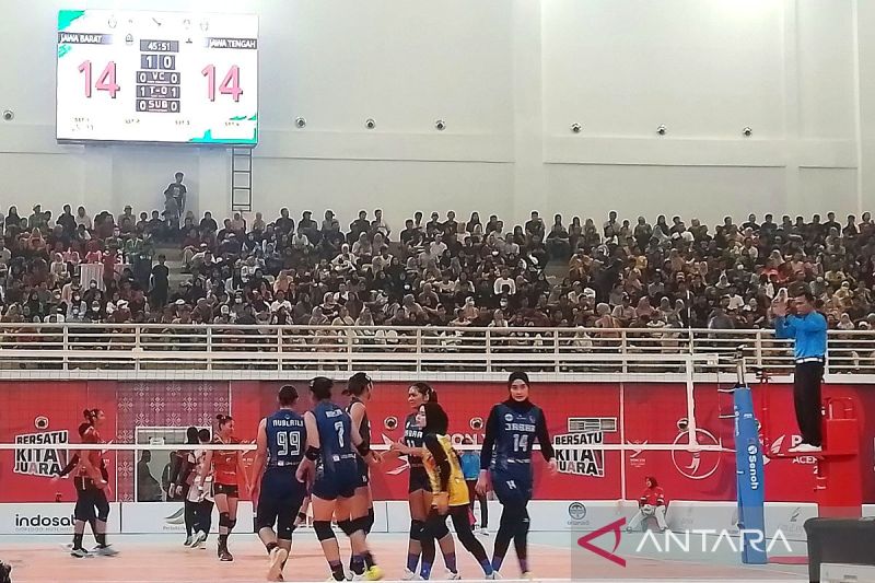 Suasana pertandingan bola voli indoor putri PON Aceh Sumut 2024 antara Jawa Barat menghadapi Jawa Tengah di GOR Bola Voli Indoor Sumut Sport Center, Deli Serdang, Sumatera Utara, Minggu (15/9/2024). ANTARA/Aldi Sultan/aa.