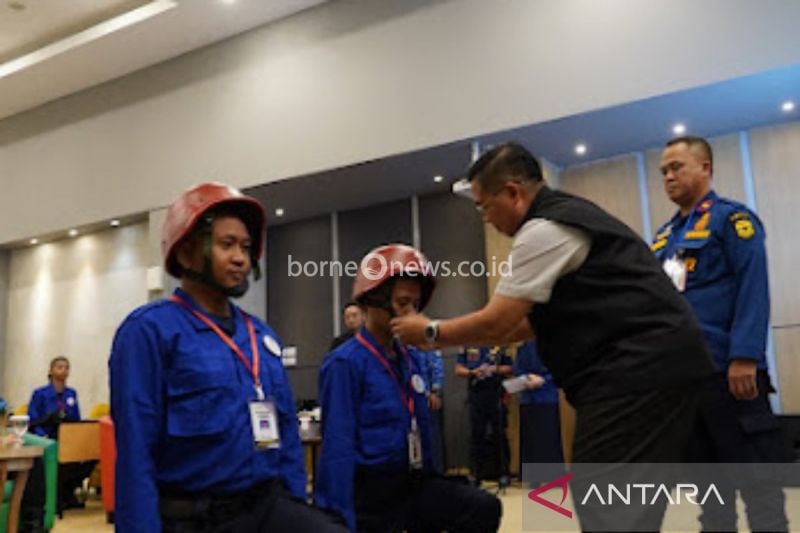 Wali Kota Banjarmasin H Ibnu Sina saat memasang helm kepada perwakilan relawan Damkar yang mengikuti pelatihan kompetensi di Banjarmasin, Selasa (17/9/2024). (ANTARA/HO-Humas Pemkot Banjarmasin.)