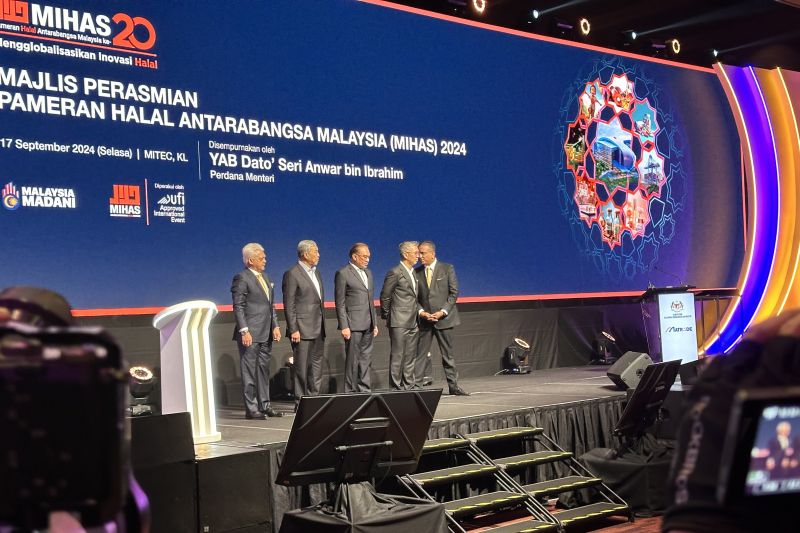 Perdana Menteri (PM) Malaysia Anwar Ibrahim (tengah) didampingi Wakil PM Malaysia Ahmad Zahid Hamidi (kedua kiri), Menteri Investasi, Perdagangan dan Industri Malaysia Tengku Zafrul Aziz (kedua kanan), Chairman of MATRADE Reezal Merican Naina Merican (kanan) dan CEO MATRADE Mohd Mustafa Abdul Aziz (kiri) membuka Malaysia International Halal Showcase (MIHAS) 2024 di Kuala Lumpur, Selasa (17/9/2024). (ANTARA/Virna P Setyorini)
