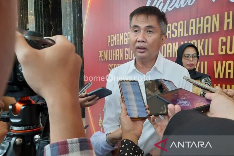 Pj Gubernur Jabar Bey Triadi Machmudin memberikan keterangan di Bandung, Rabu (11/9/2024). (ANTARA/Ricky Prayoga)