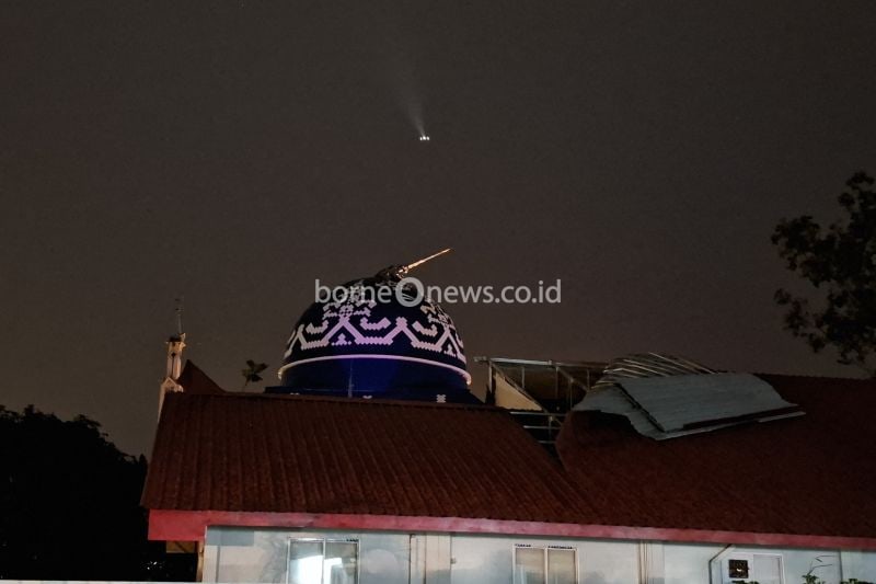 Makara Masjid Agung Raja Hanifa patah usai diterjang hujan lebat disertai angin kencang di Kota Batam, Kepulauan Riau, Selasa (17/9/2024). (ANTARA/Laily Rahmawaty)
