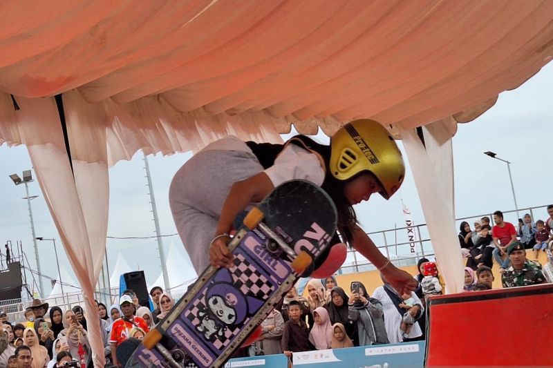Atlet skateboard saat melakoni ekshibisi nomor game of skate Pekan Olahraga Nasional (PON) XXI Aceh-Sumut 2024 di lapangan sepatu roda Pantai Pelangi, Pidie, Aceh, Selasa (18/09/2024). (ANTARA/FAJAR SATRIYO)